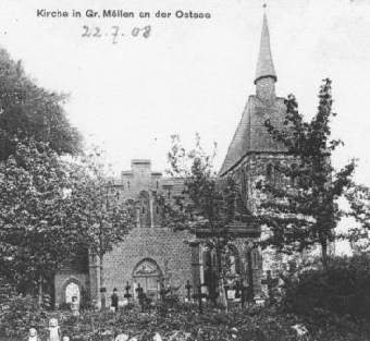 Kirche von Großmöllen mit altem Friedhof